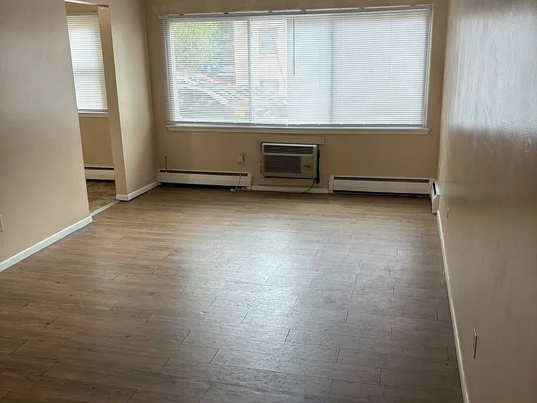 1015 York Ave — Photo 1