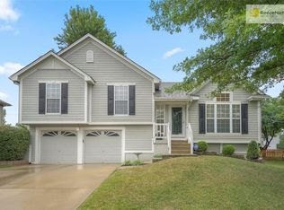 2033 SW Sterling Dr, Lees Summit, MO 64081