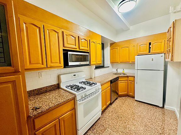 2nd image of 115 W 71st St APT 1B