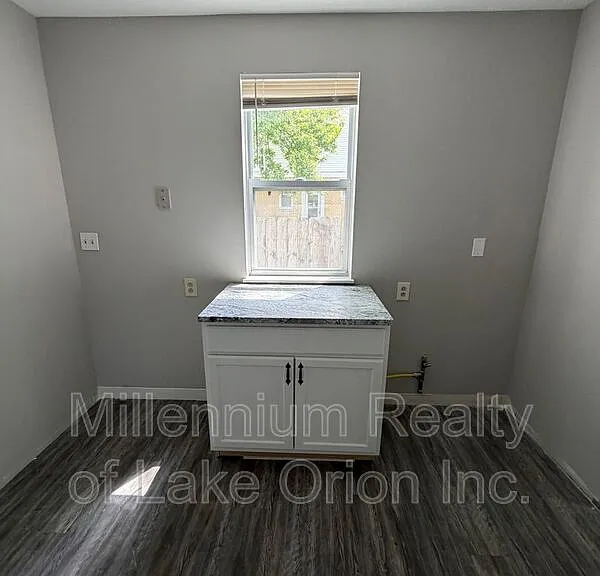 735 E Milton Ave — Photo 6