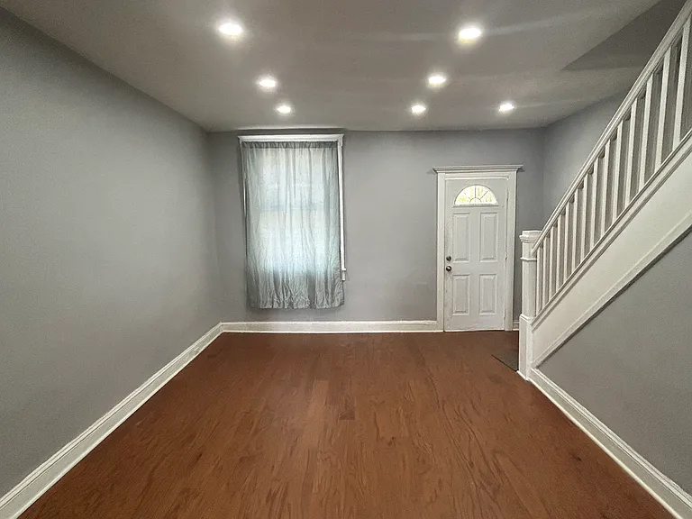 2627 E Chase — Photo 3