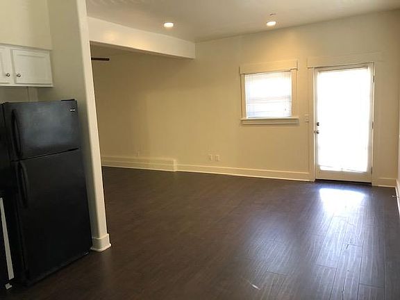3rd image of 2300 De La Vina St #2
