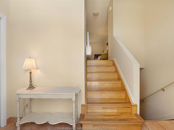 3rd image of 259 Crownridge Blvd