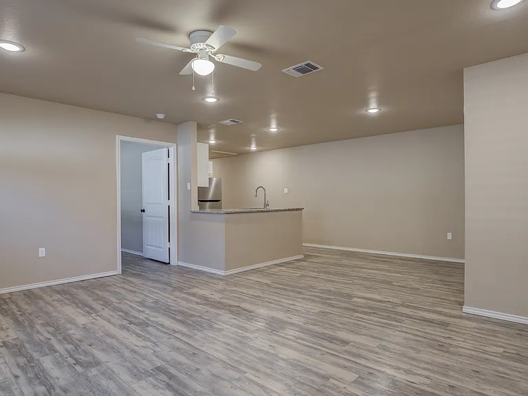 1009 Preston Trl #B — Photo 4