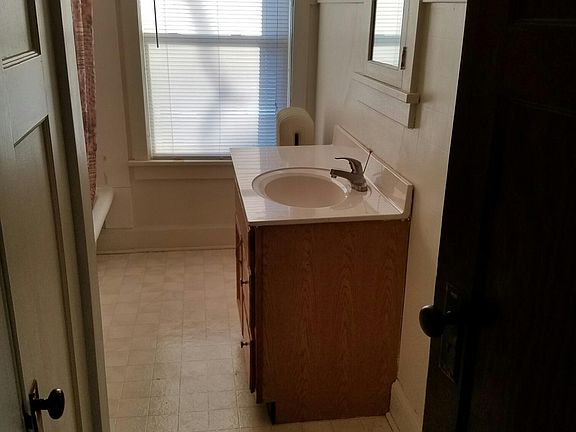5th image of 28 Oaklawn Ave APT 3