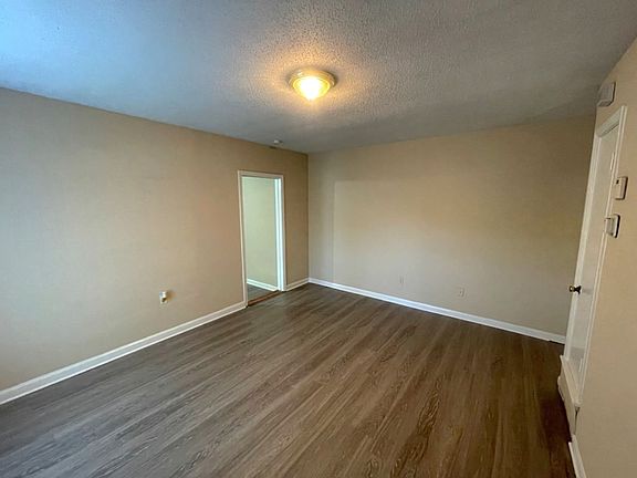 2nd image of 2585 Meadowbrook Dr