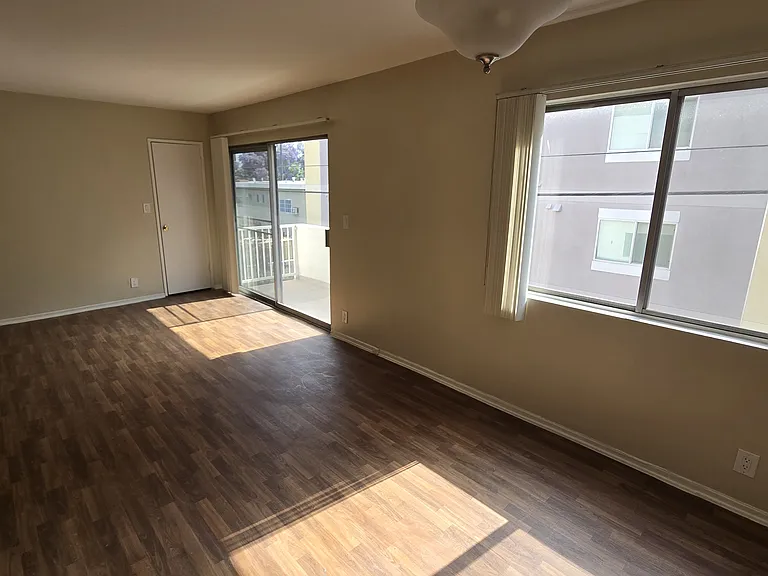 510 S Mariposa Ave #205 — Photo 4