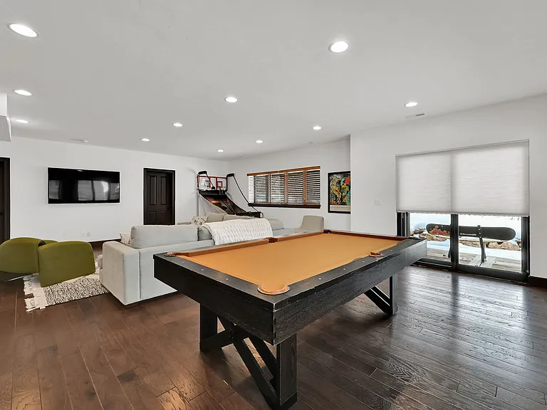 Pool table