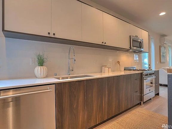 2nd image of 2319B Franklin Ave E #B