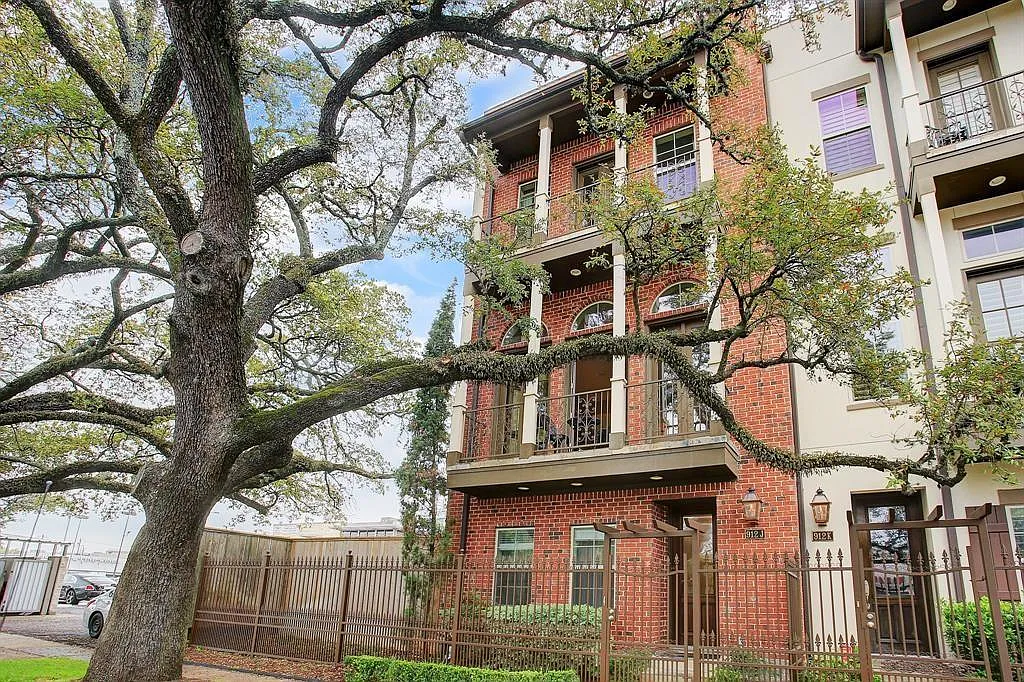 3 bed, 3.5 bath, 2512 sqft, $4,000 — Photo 1