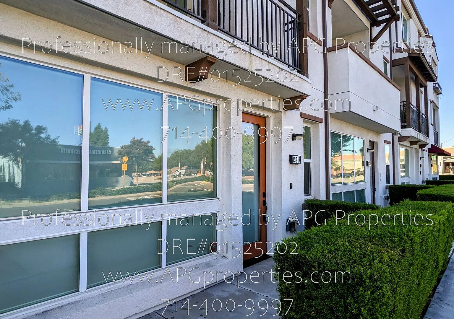 Modern 3 bedroom / 4 bathroom Tri level Townhome with 2 car garage and EV charger — Photo 2