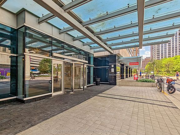 5th image of 386 Yonge St #602