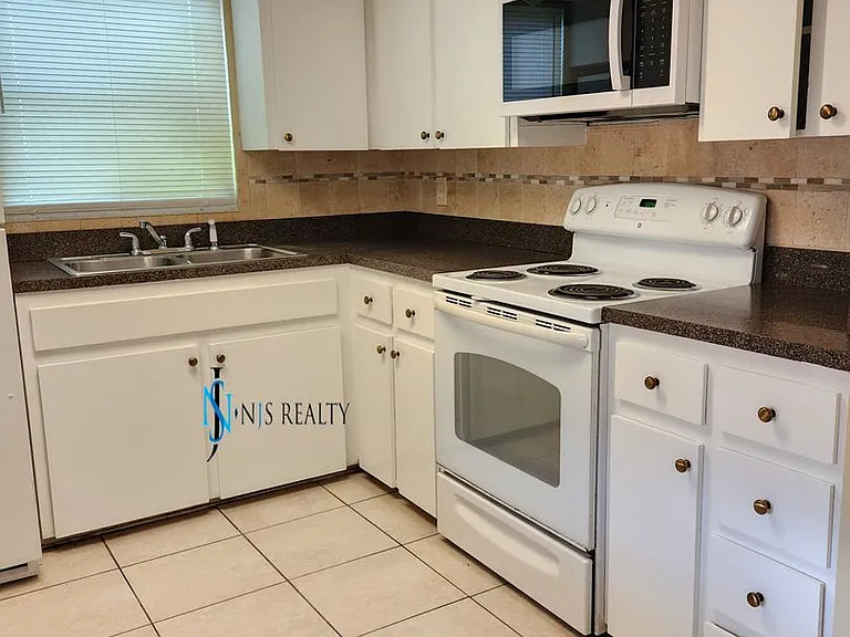 1350 Whitehall Ln — Photo 6