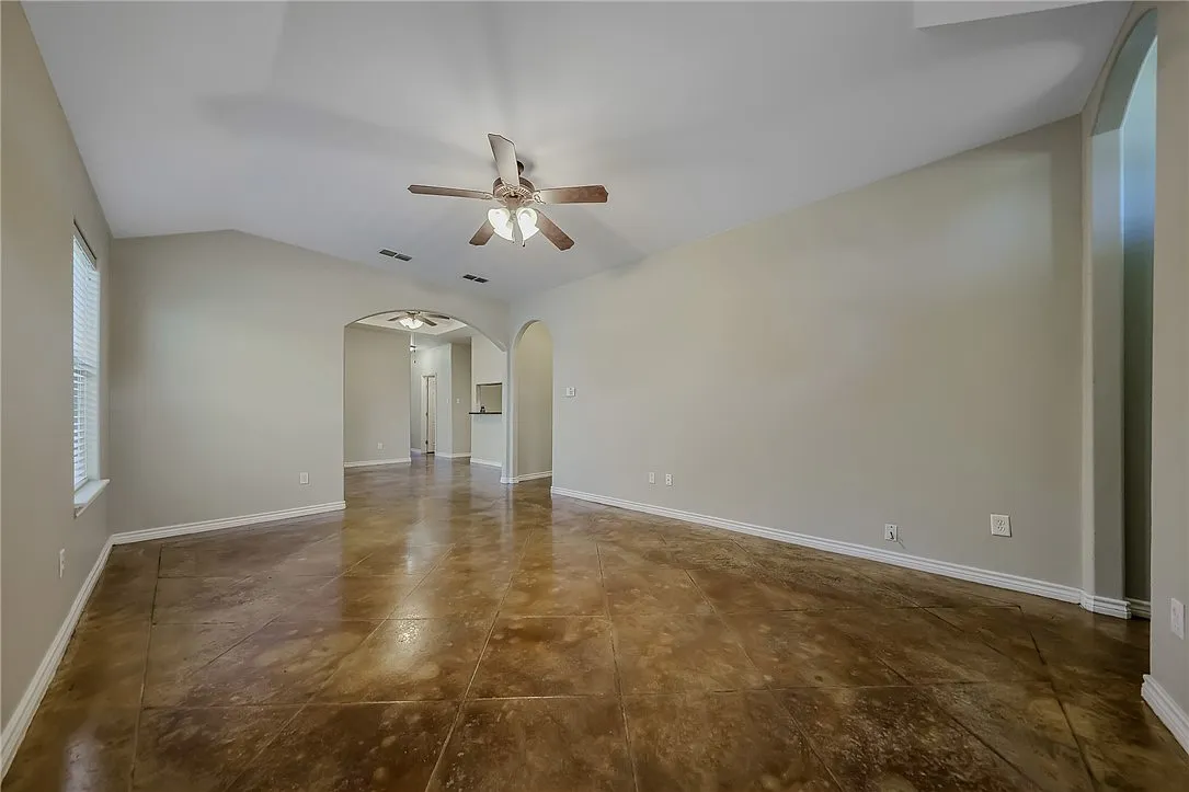 3 bed, 2.0 bath, 1400 sqft, $1,795 — Photo 3