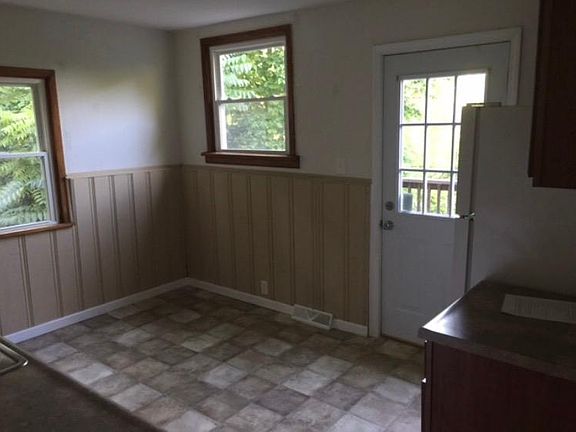 2nd image of 605 Hill Ln