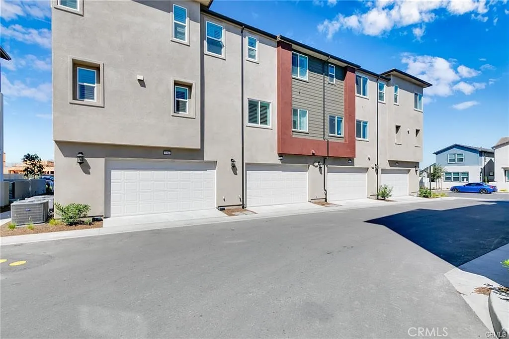 3 bed, 3.5 bath, 2064 sqft, $5,100 — Photo 3