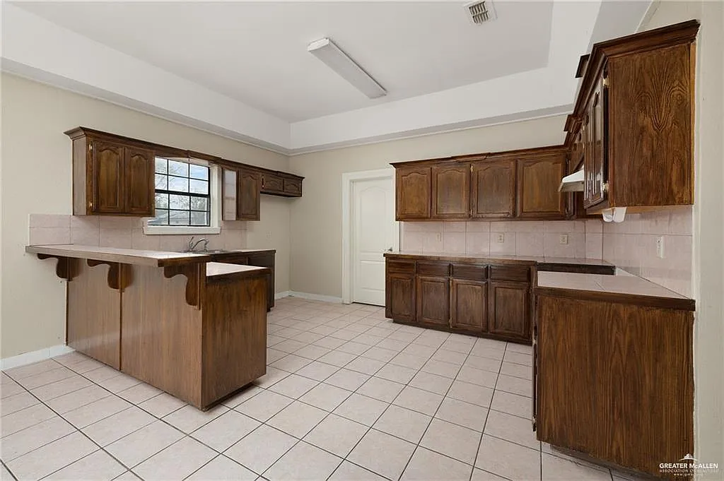 2 bed, 1.5 bath, 1618 sqft, $1,200 — Photo 2