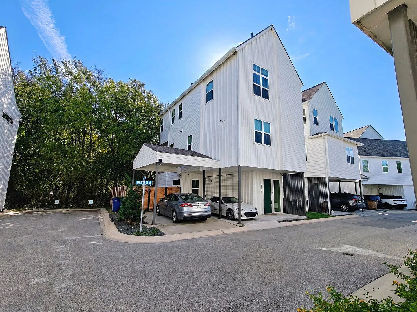 Modern Austin Retreat: Stylish Home Featuring a Private Heated Cowboy Pool & Deck — Photo 2