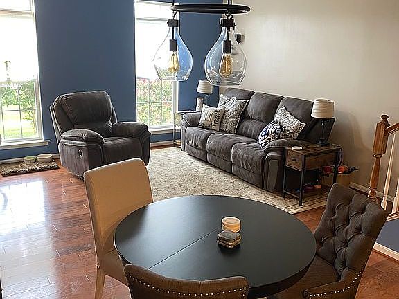 3rd image of 43915 Centergate Dr