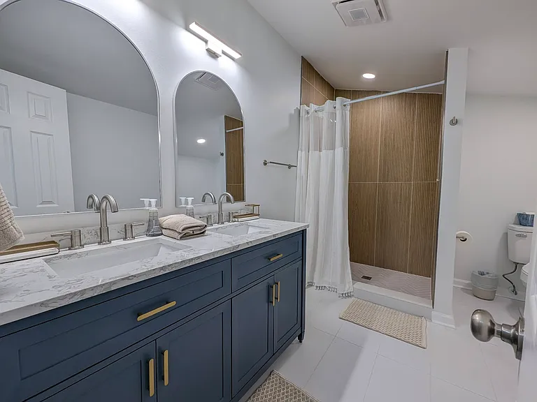 4563 W Montague Ave — Photo 1