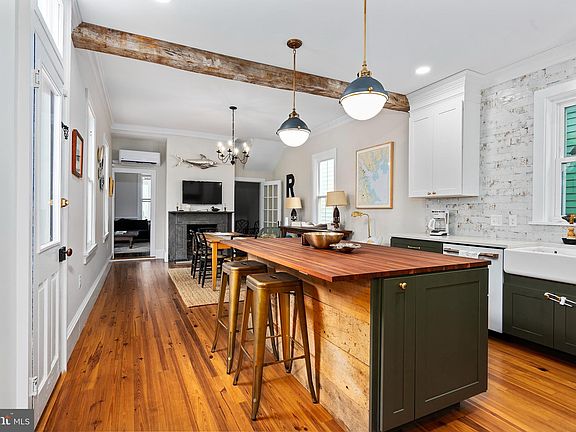 4th image of 207 N Queen St