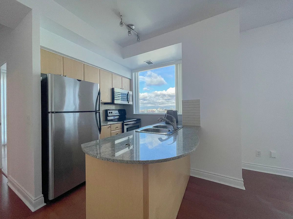 Building Photo - 763 Bay St #4409