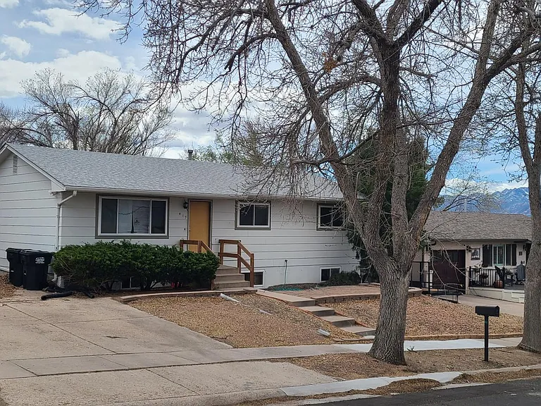 417 Maplewood Dr — Photo 2