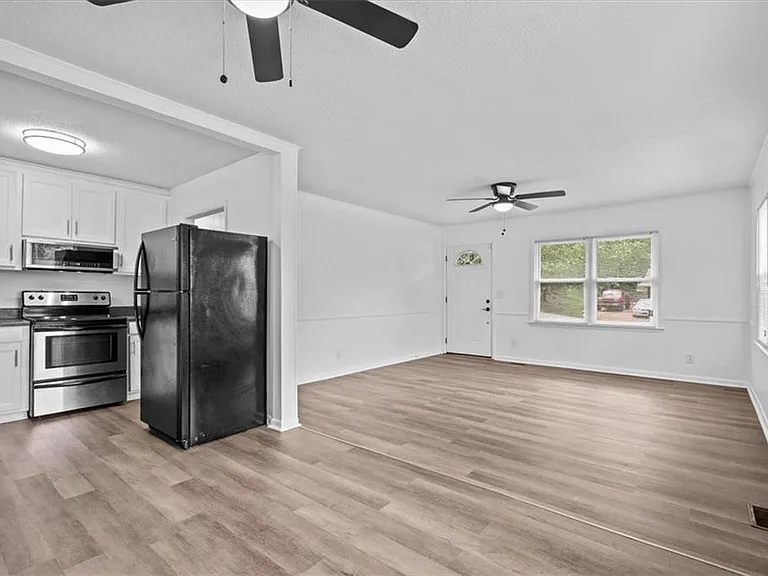 215 Thomas Heights Cir — Photo 8