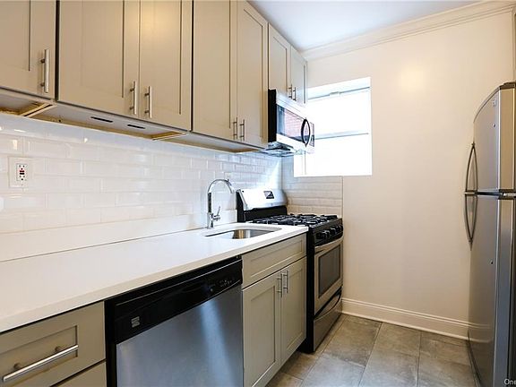 3rd image of 196 Martine Ave APT 3C