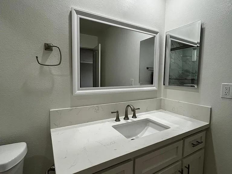 1 Bedroom - Bathroom Vanity