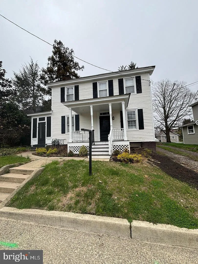 2 bed, 1.0 bath, 1833 sqft, $2,000 — Photo 1