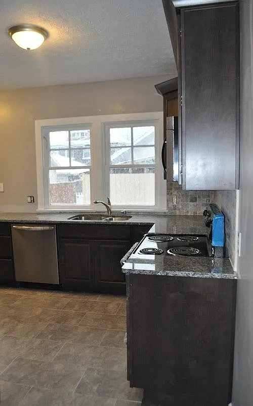 3 bed, 1.5 bath, 1547 sqft, $1,795 — Photo 2