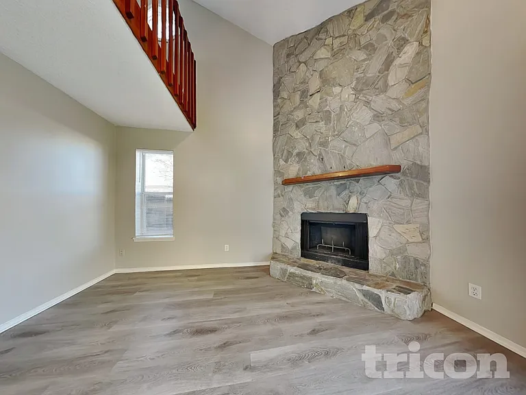 606 Radnor Ln — Photo 3