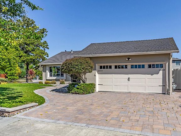 3rd image of 528 Edelweiss Dr