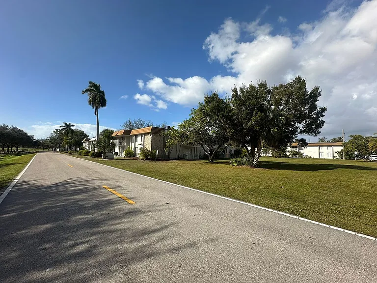 1830 Maravilla Ave #704 — Photo 45