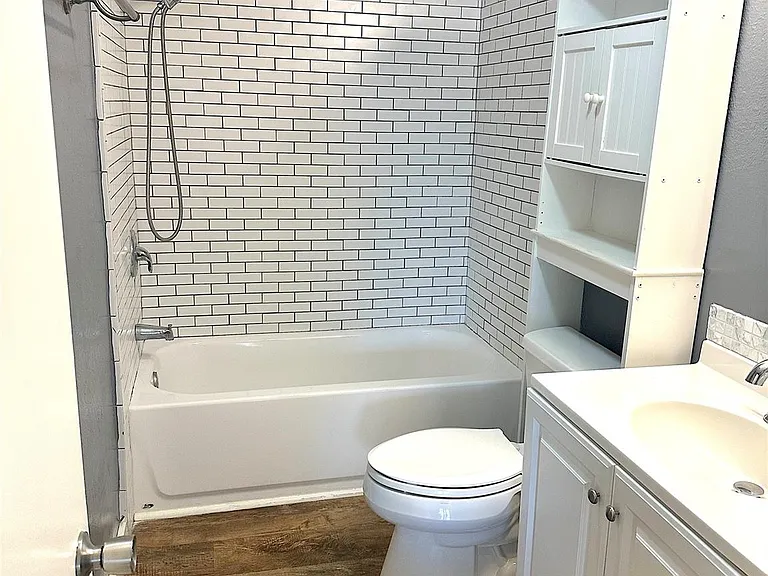 1005 Avenue E 1/2 — Photo 9