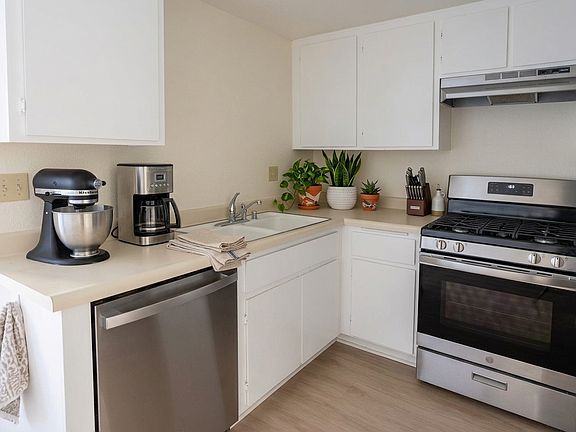 AI STAGED - KITCHEN