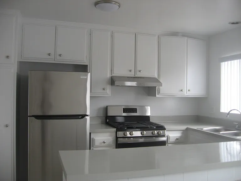 Lido Apartments - 241 Avocado St — Photo 8