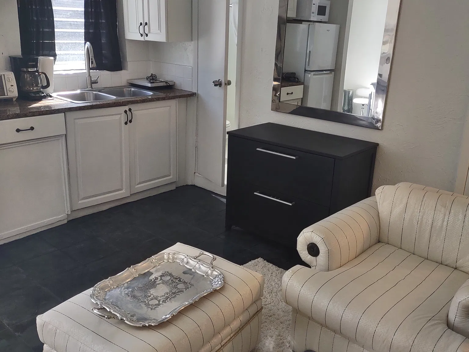 Studio, 700 sqft, $1,350 — Photo 2