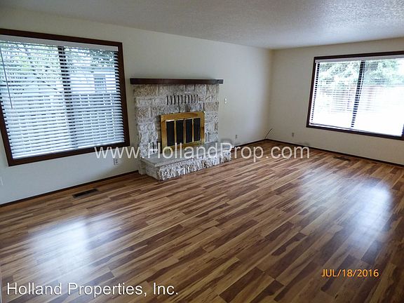 5th image of 927 NE Baldwin Dr