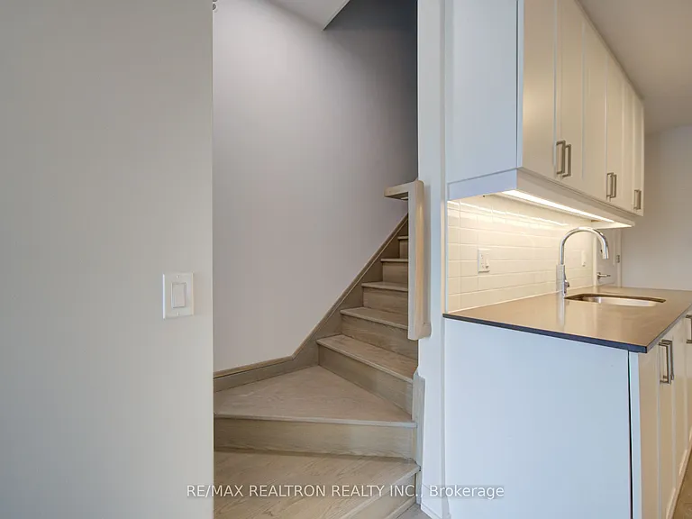 1050 Portage Pkwy #Townhouse 33 — Photo 11
