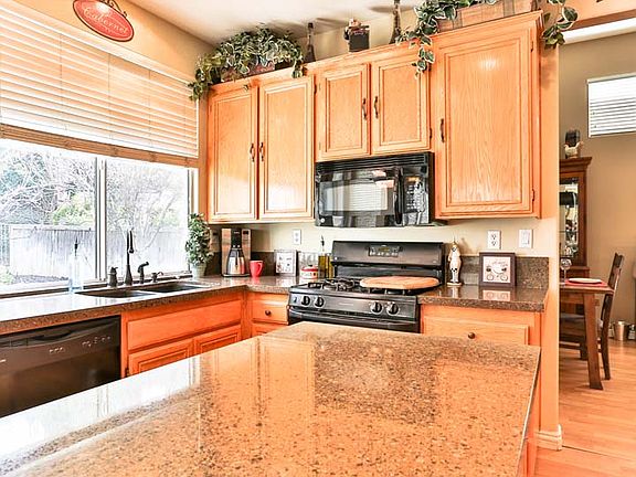 3rd image of 927 N Temescal Cir