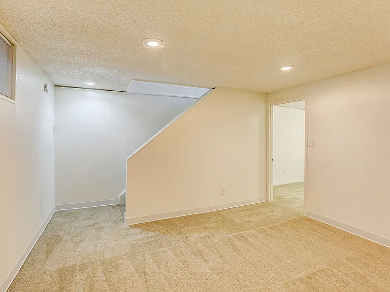 Applewood Crest Townhomes & Apartments — Photo 80