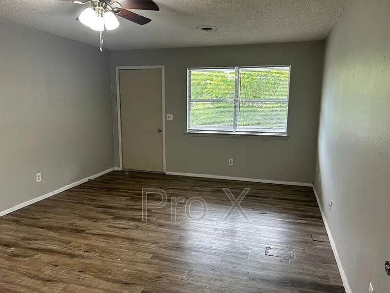 1602 Juniper Cir #D — Photo 2