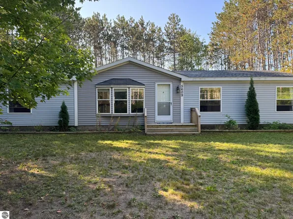 5609 Pine Aire Dr, Grawn, MI 49637