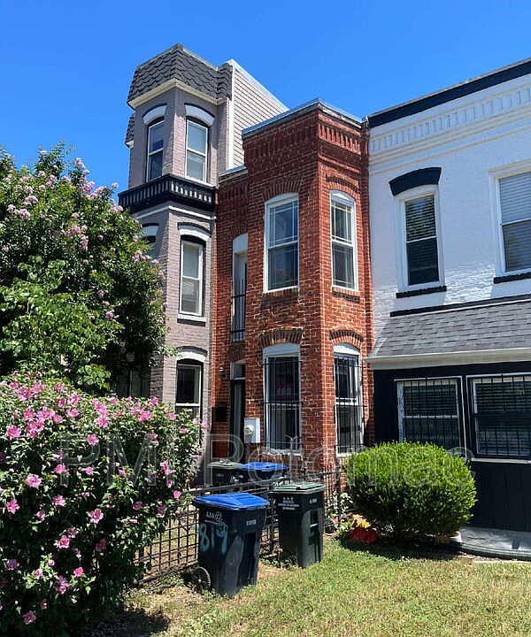 1st image of 821 12th St NE
