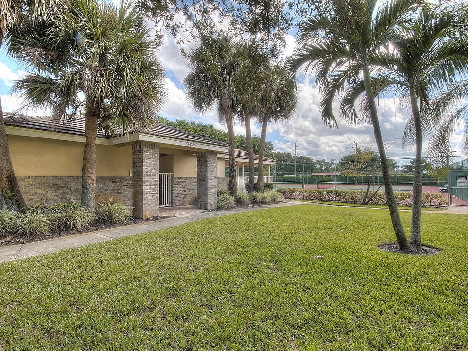 2nd image of 400 Sherwood Forest Dr