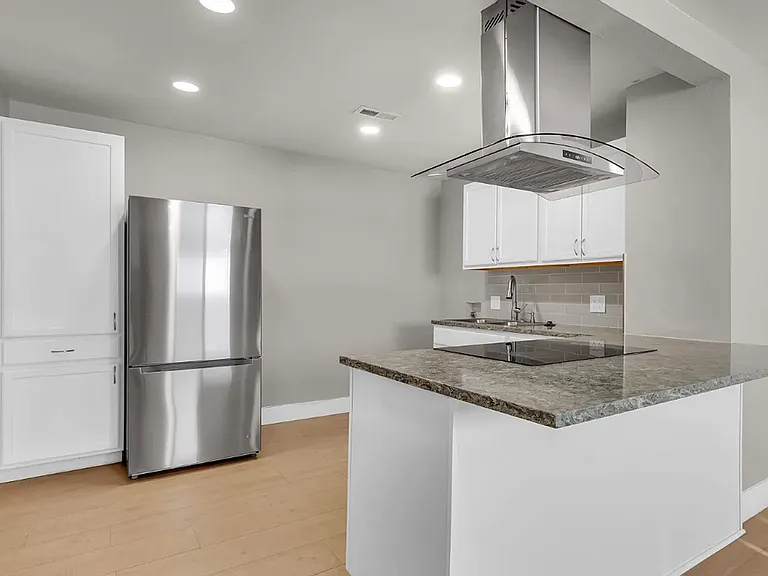 241 Linden St — Photo 2