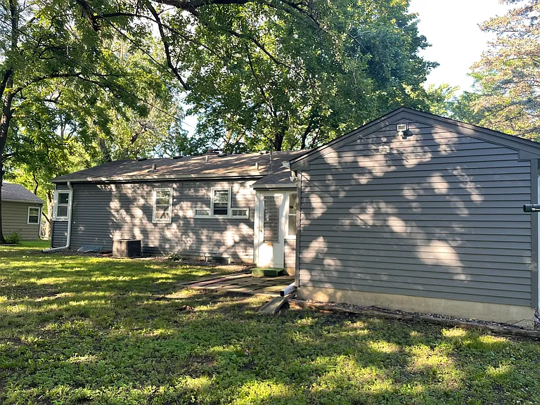 2537 McNair Dr N — Photo 2