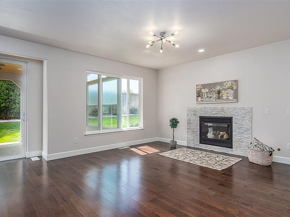 5th image of 107 Erica Dr